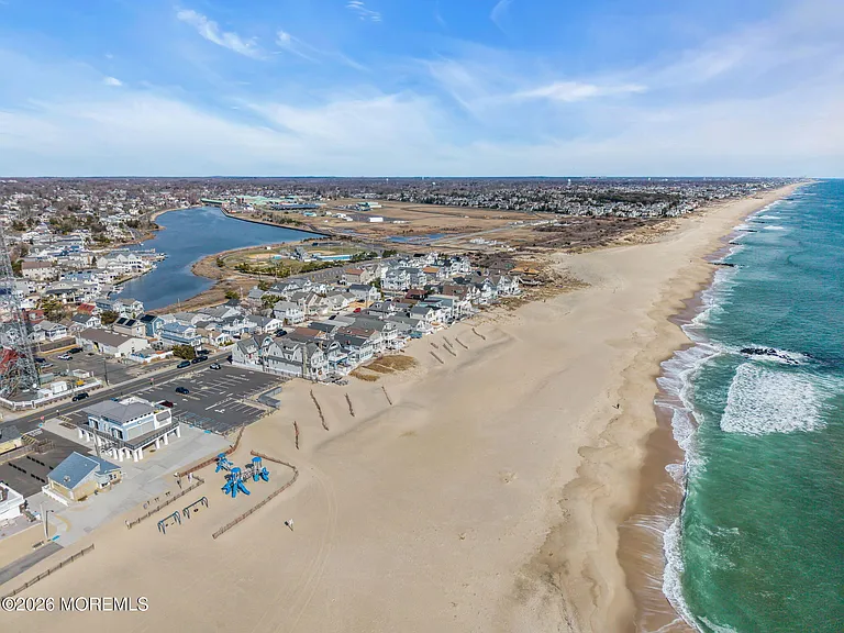 55 Beach Front — Photo 48