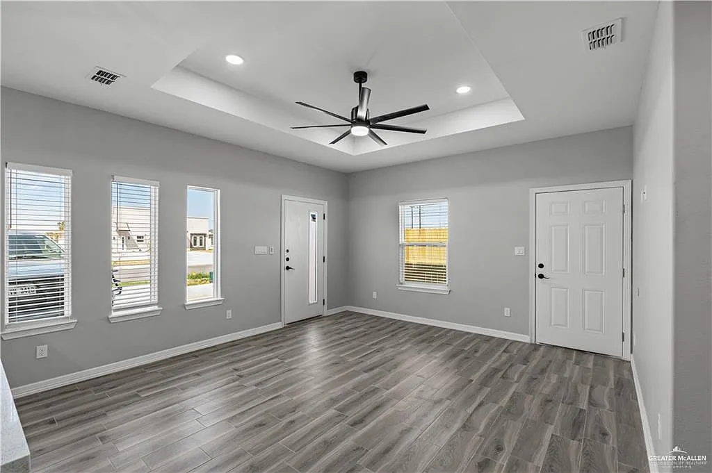 3 bed, 2.0 bath, 2180 sqft, $1,350 — Photo 4