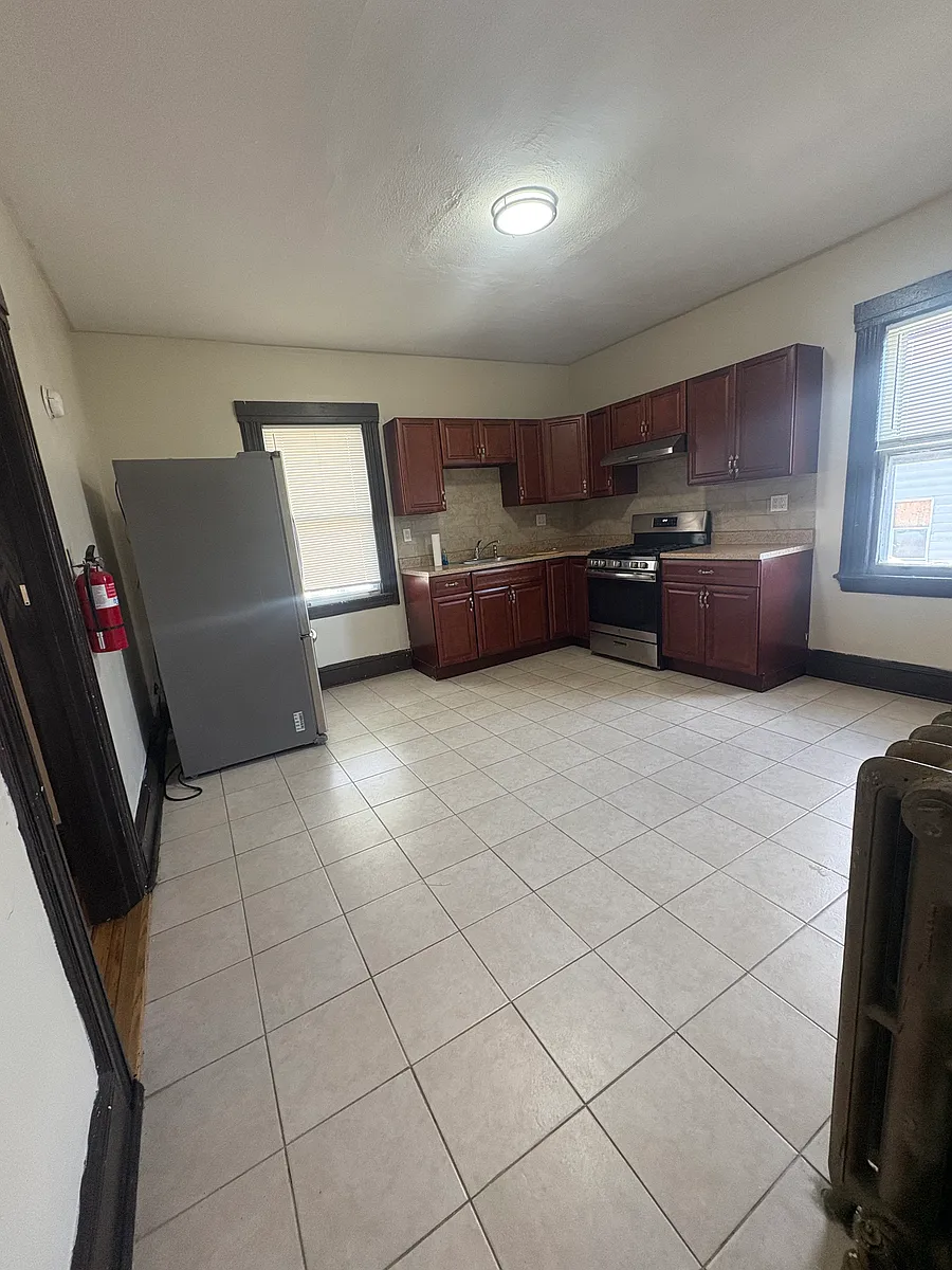 Building Photo - 493 E 33rd St #2