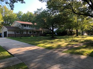 6482 Chase Dr, Mayfield Village, OH 44143