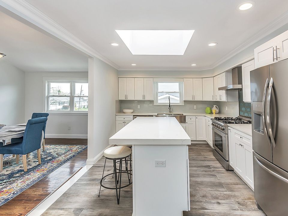 1st image of 305 Seaford Ave