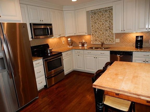 3rd image of 5848 Charteroak Dr