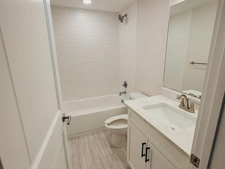 305 W 4th St — Photo 13