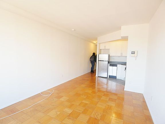 5th image of 320 E 9th St APT 701
