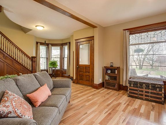 5th image of 1051 Charlotte St