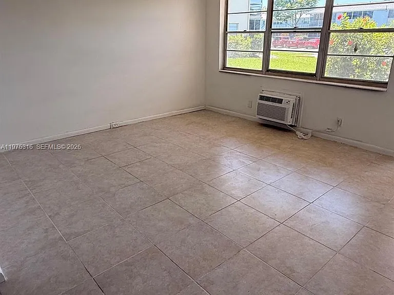 210 Canterbury Dr #1-J — Photo 6