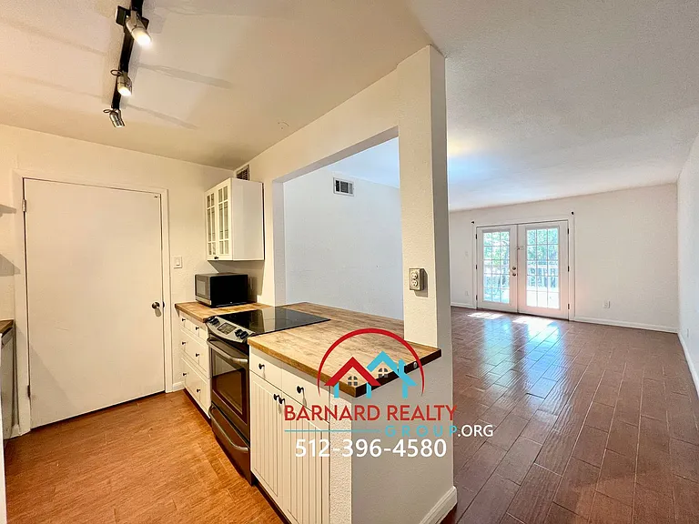 402 Fredericksburg St — Photo 10