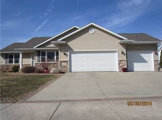 409 Sunset Dr, Fairfax, IA 52228