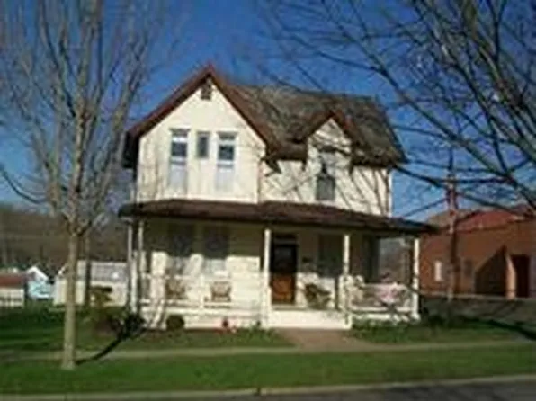 160 S 7th St, McConnelsville, OH 43756