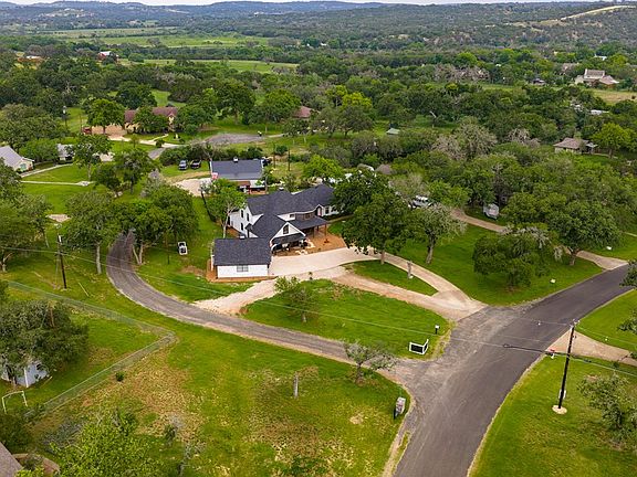 3rd image of 305 Oak Wood Rd
