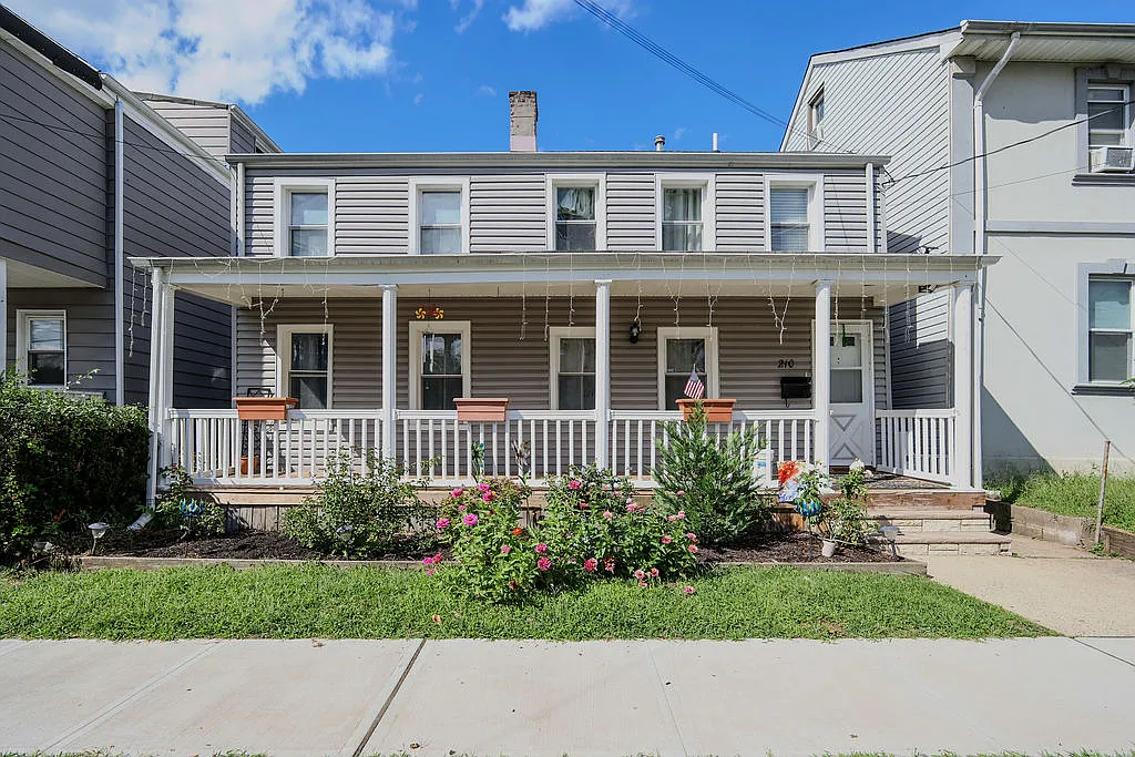 3 bed, 1.5 bath, 1074 sqft, $3,150 — Photo 1