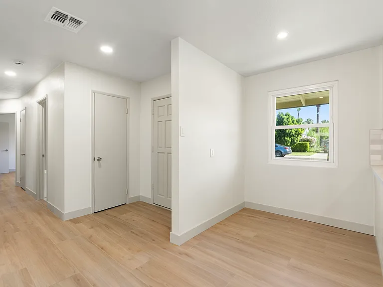 715 W Oregon Ave — Photo 9