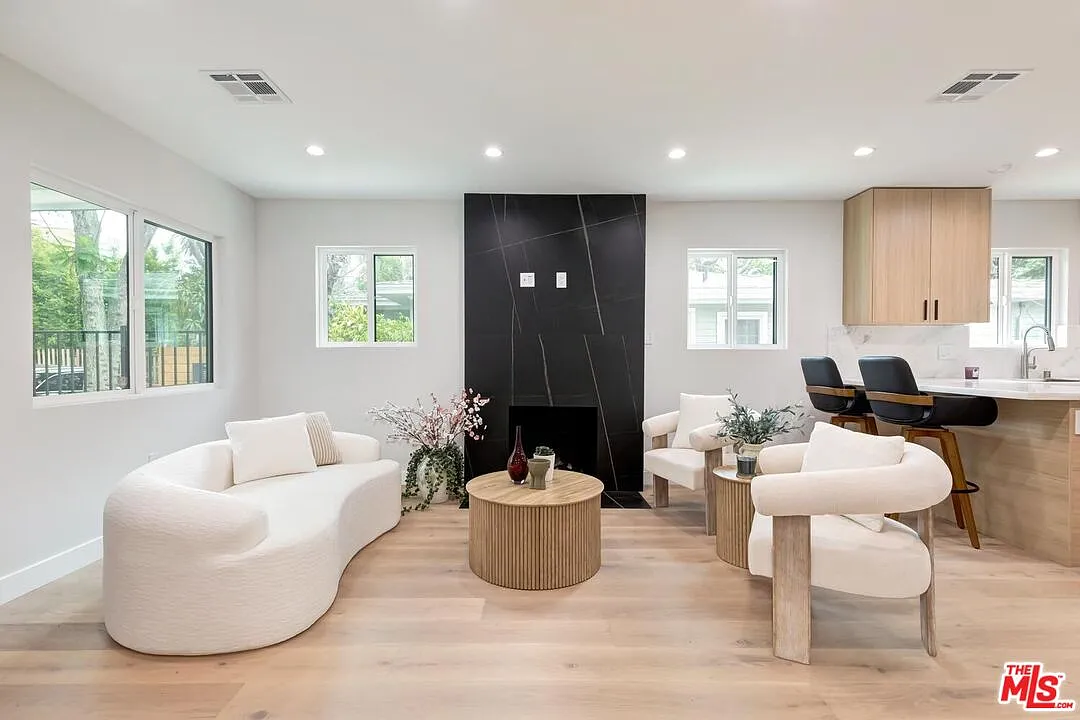 2 bed, 2.0 bath, 1116 sqft, $8,250 — Photo 3