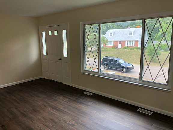 3rd image of 144 Knoll Dr