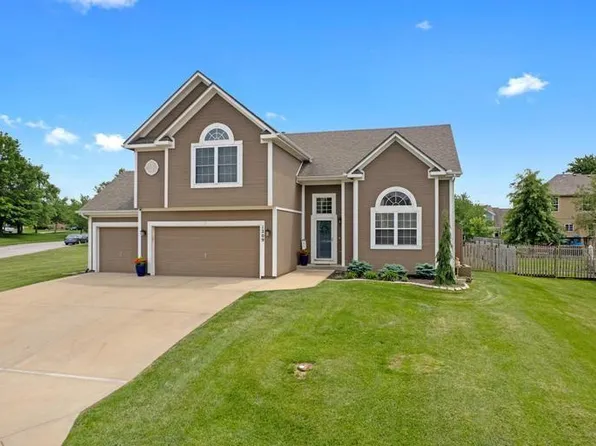 1209 N 3rd St E, Louisburg, KS 66053