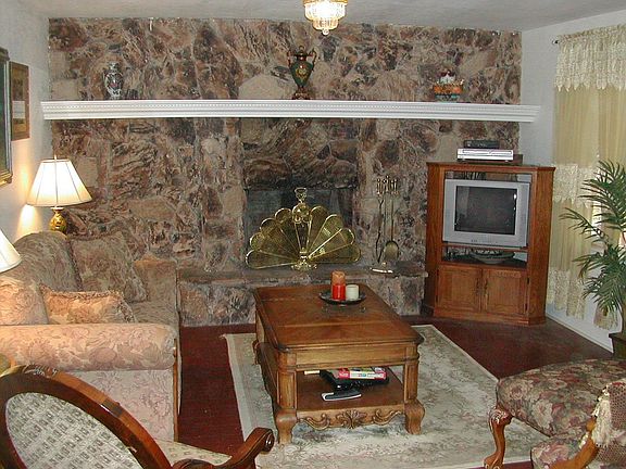 Living room w/fireplace