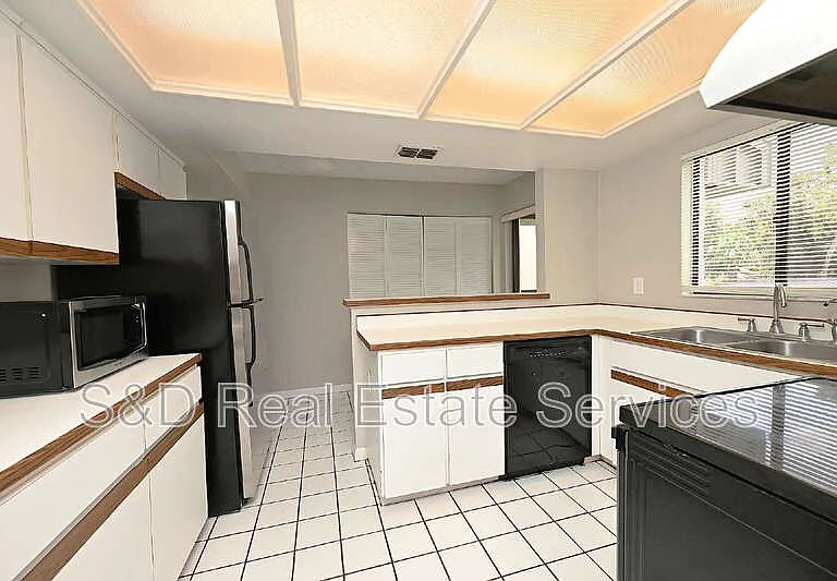 1808 Village Ct — Photo 7