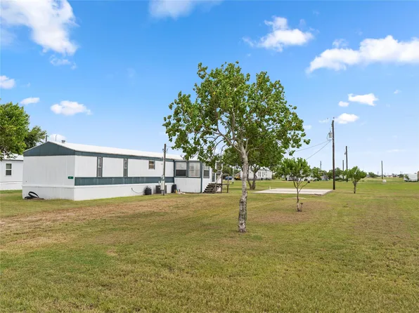98 Catfish Dr, Palacios, TX 77465