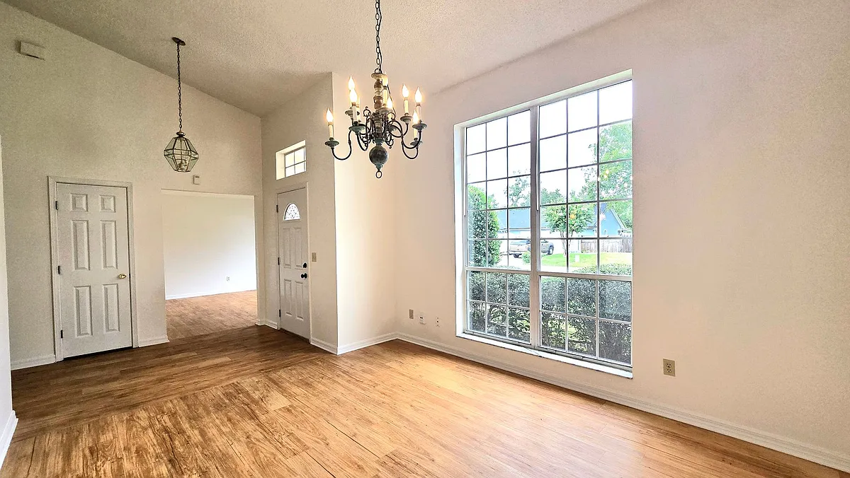 Building Photo - 8636 N Charlesgate Cir