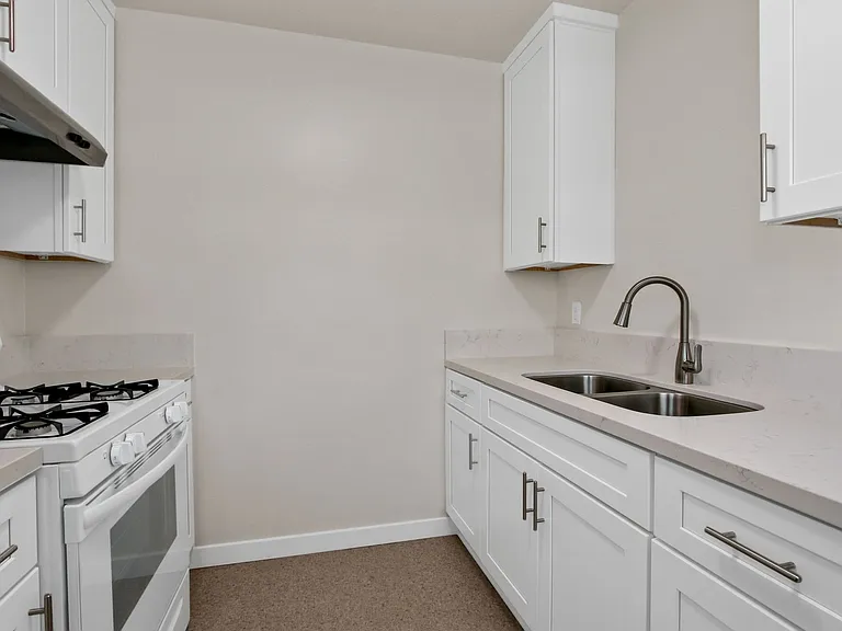 10900 Santa Monica Blvd, prime Westwood! — Photo 2