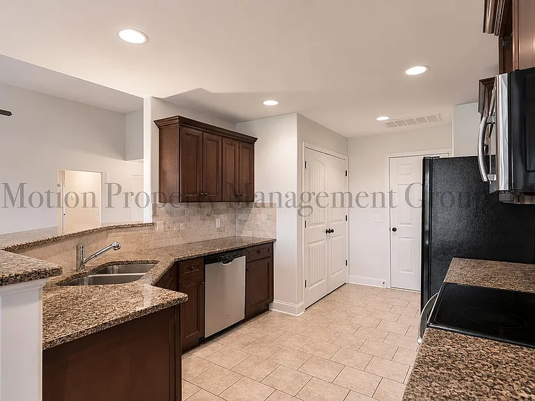 215 Rainsong Trl — Photo 5