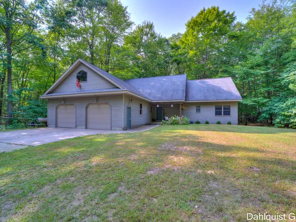 15007 Hickory St, Spring Lake, MI 49456