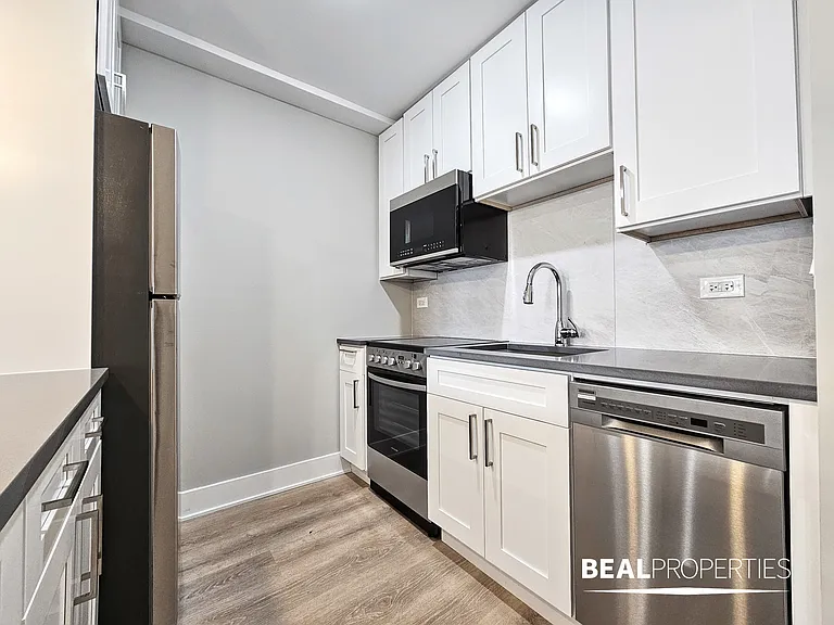 555 W Stratford Place — Photo 28