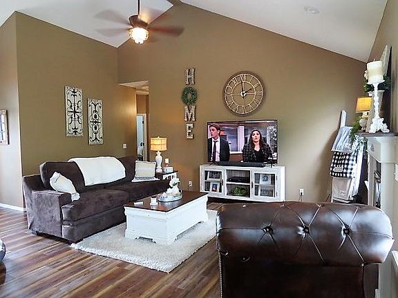 2nd image of 1115 Holly Dr