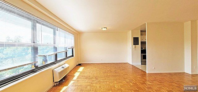 1st image of 2348 Linwood Ave APT 4M