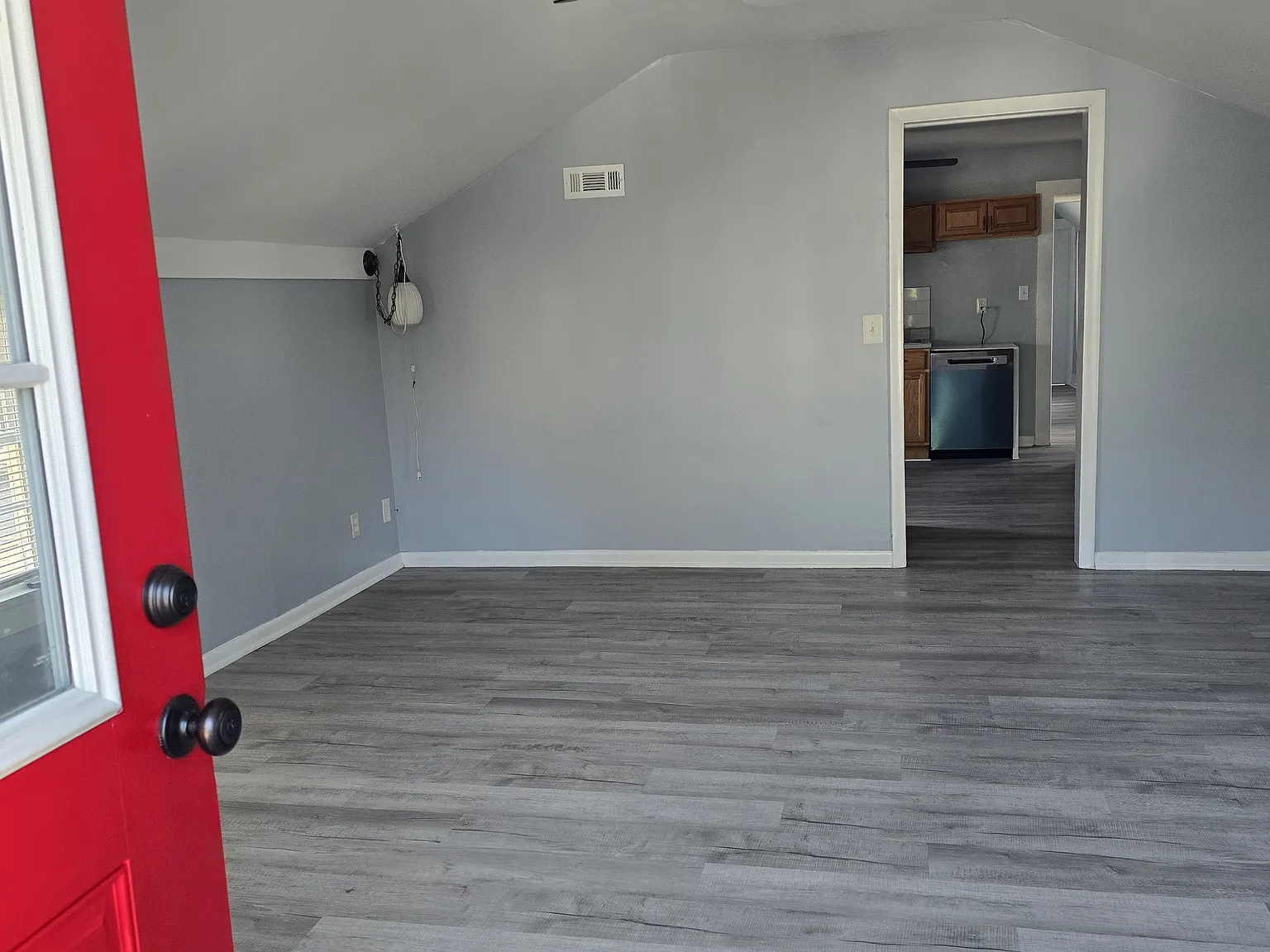 Beautifully Renovated 2 Bedrooms With Balcony — Photo 3