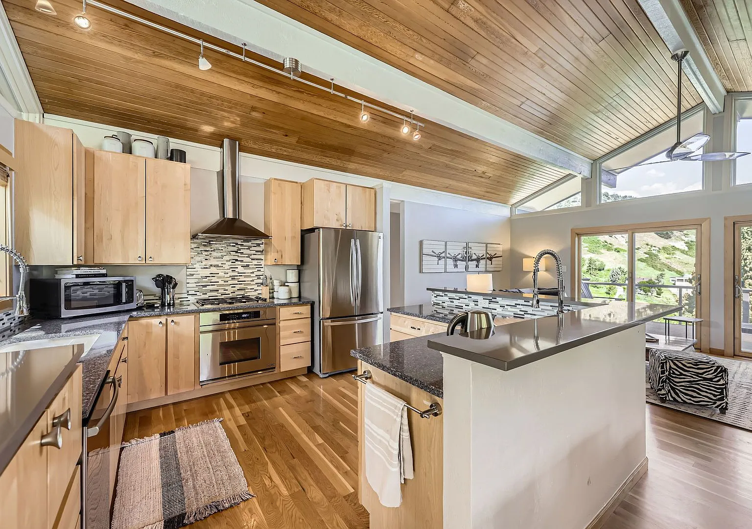 Stunning 4 BDR/2BA Mountain Retreat — Photo 1