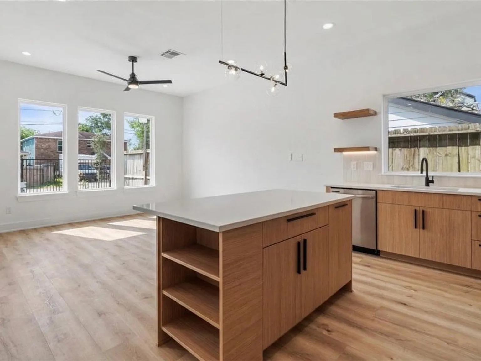 3 bed, 3.0 bath, 1428 sqft, $2,300 — Photo 4