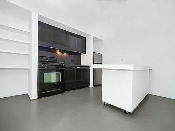 4th image of 448 W 37th St Ph B