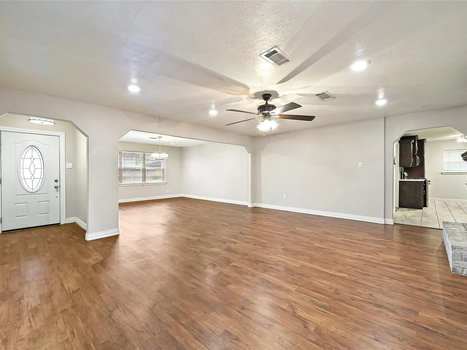 3 bed, 2.0 bath, 2006 sqft, $2,300 — Photo 3