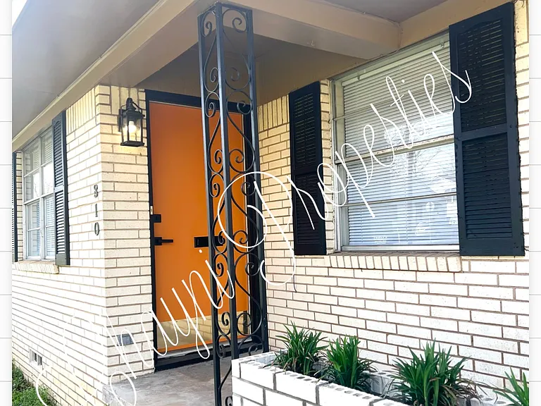 810 E Lamar St — Photo 2
