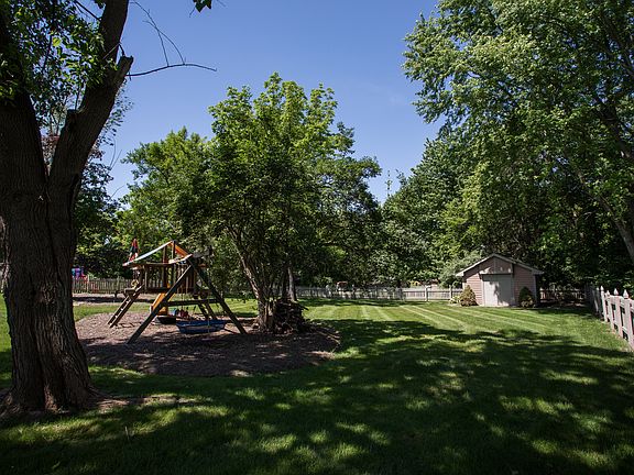 4th image of 585 Towncrest Dr