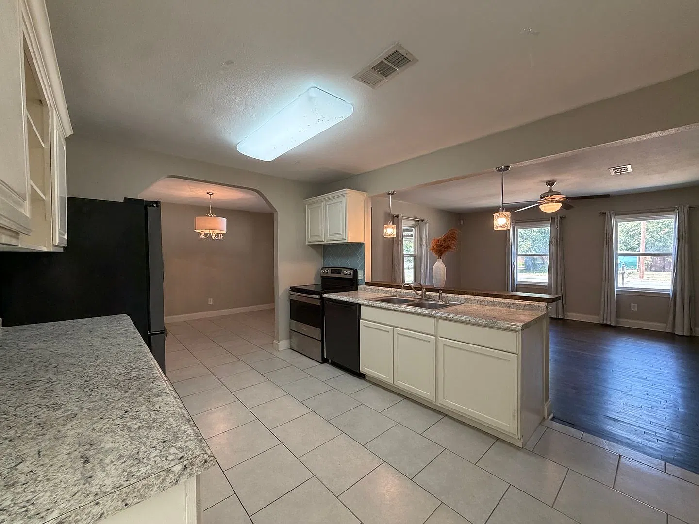 Available Now 3 Bedroom 2 Bath Home Near River Oaks Area — Photo 1