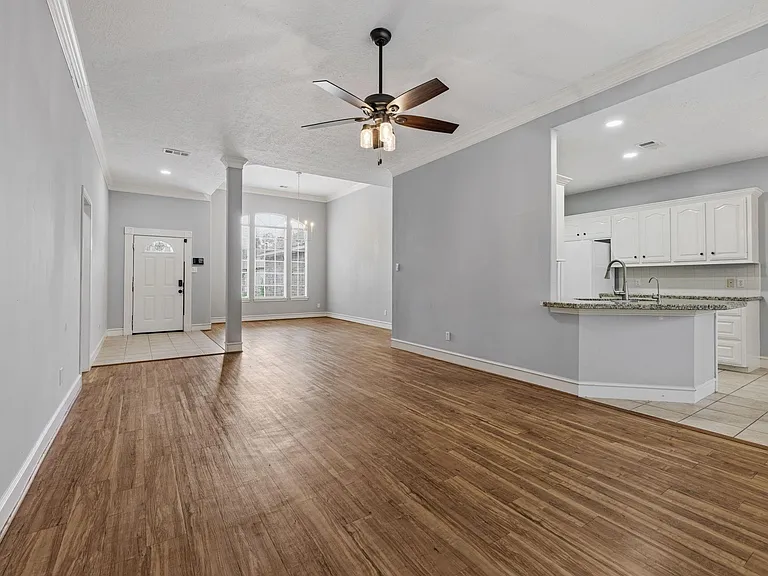 909 Katie Ln — Photo 10