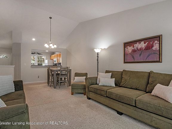 5th image of 5903 SE Lyn Haven Dr