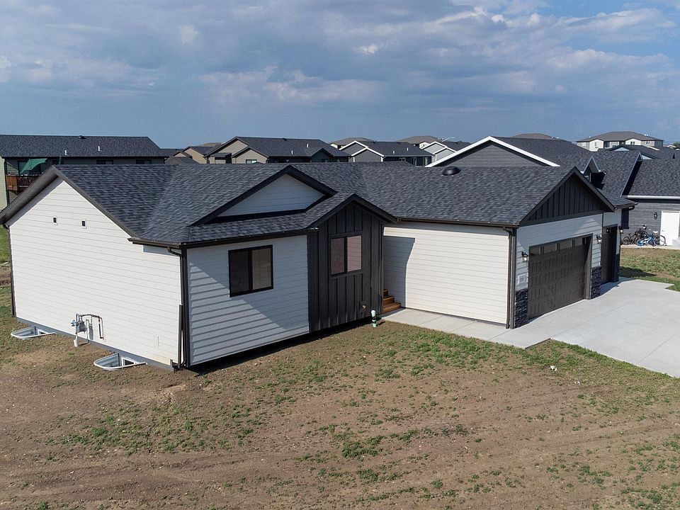 1st image of 933 Petros Dr