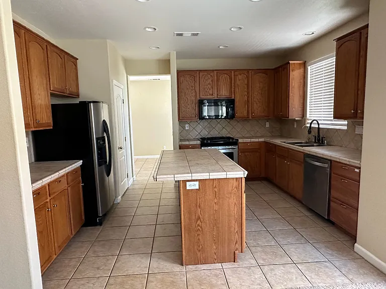 746 Jersey Ct — Photo 3