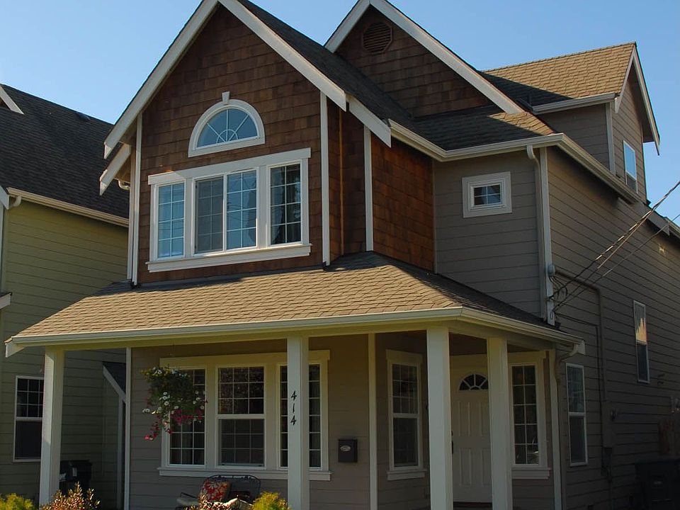 Gorgeous house right in the heart of the town of Snohomish!