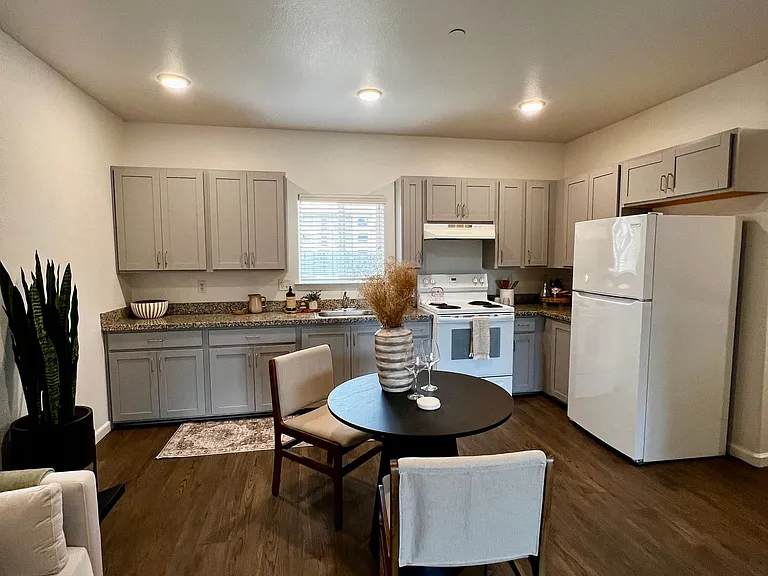 864 Pioneer St — Photo 1