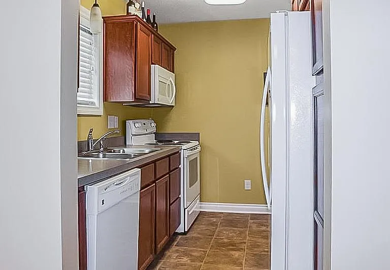 737 Comfort St — Photo 3