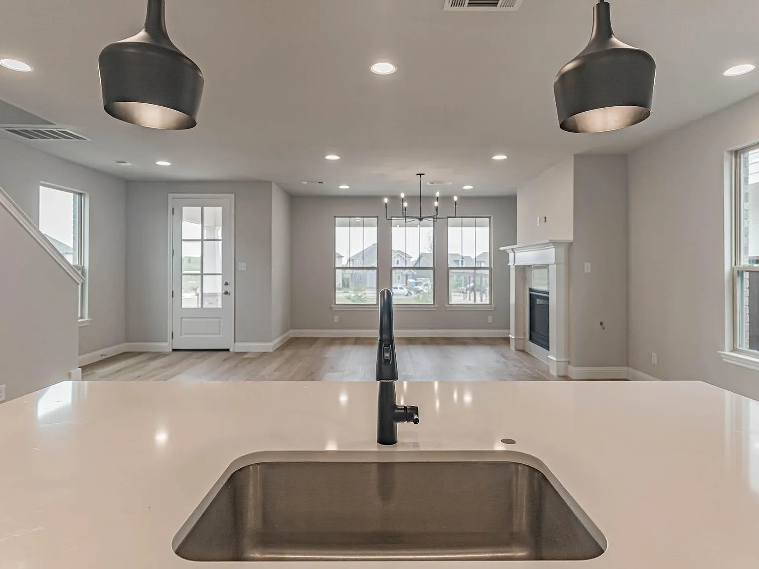 3 bed, 2.5 bath, 2137 sqft, $3,200 — Photo 2