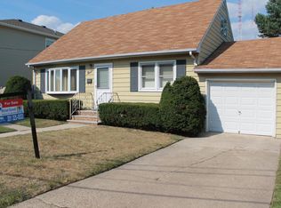 9 Valley Ct, Secaucus, NJ 07094