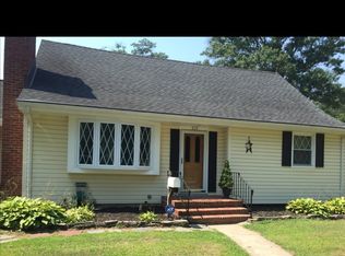220 Parry Dr, Moorestown, NJ 08057