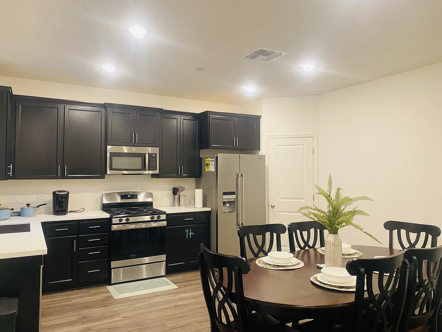 Brand new 4 bedroom fully furnished house in a very secured gated comm — Photo 3