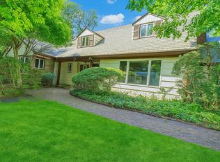 17 Hilltop Dr W, Great Neck, NY 11021