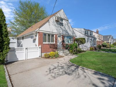 1041 N 6th Street, New Hyde Park, NY, 11040